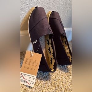 Tom’s size 7.5 in Navy never worn
